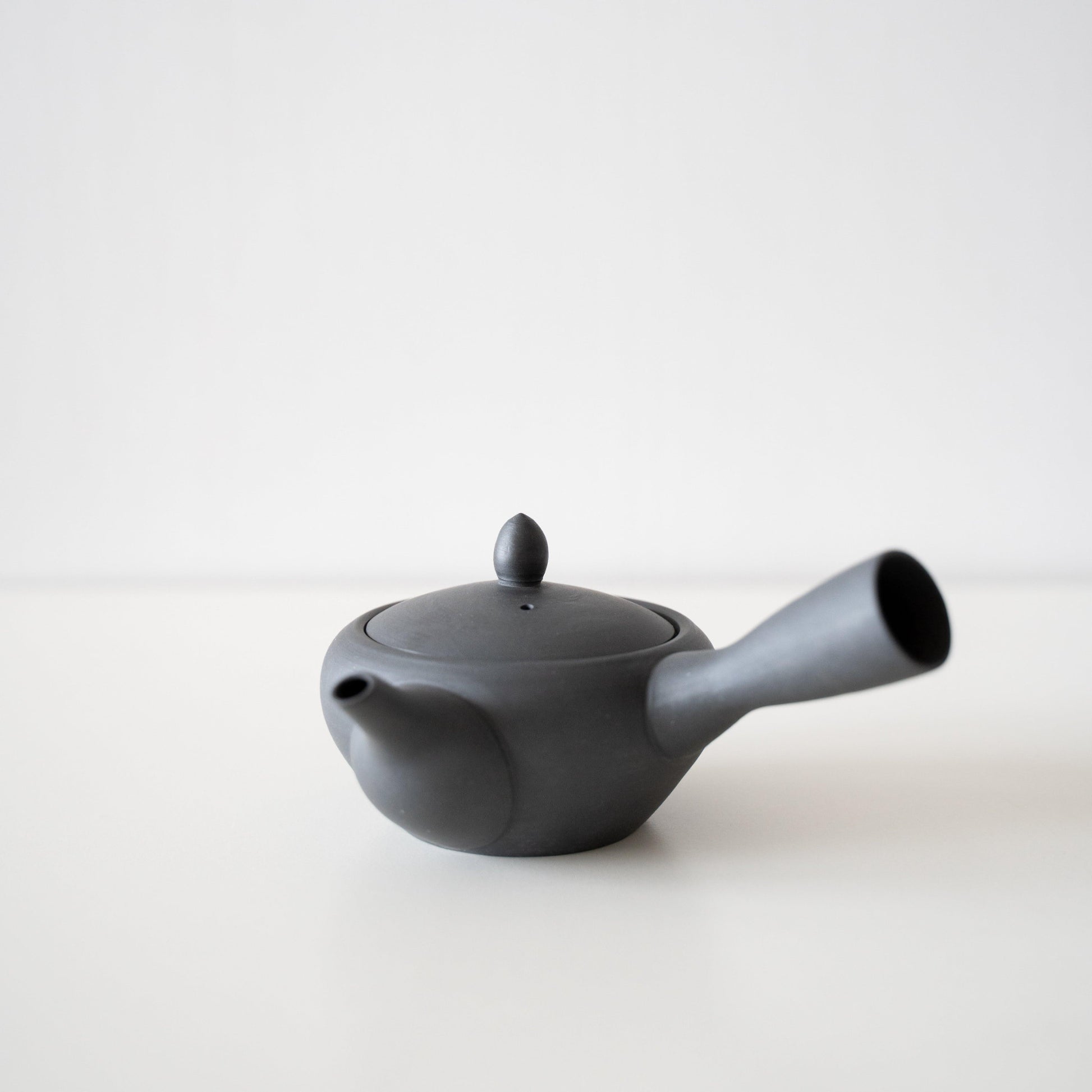 A simple and soft-shaped black teapot from Banko ware.