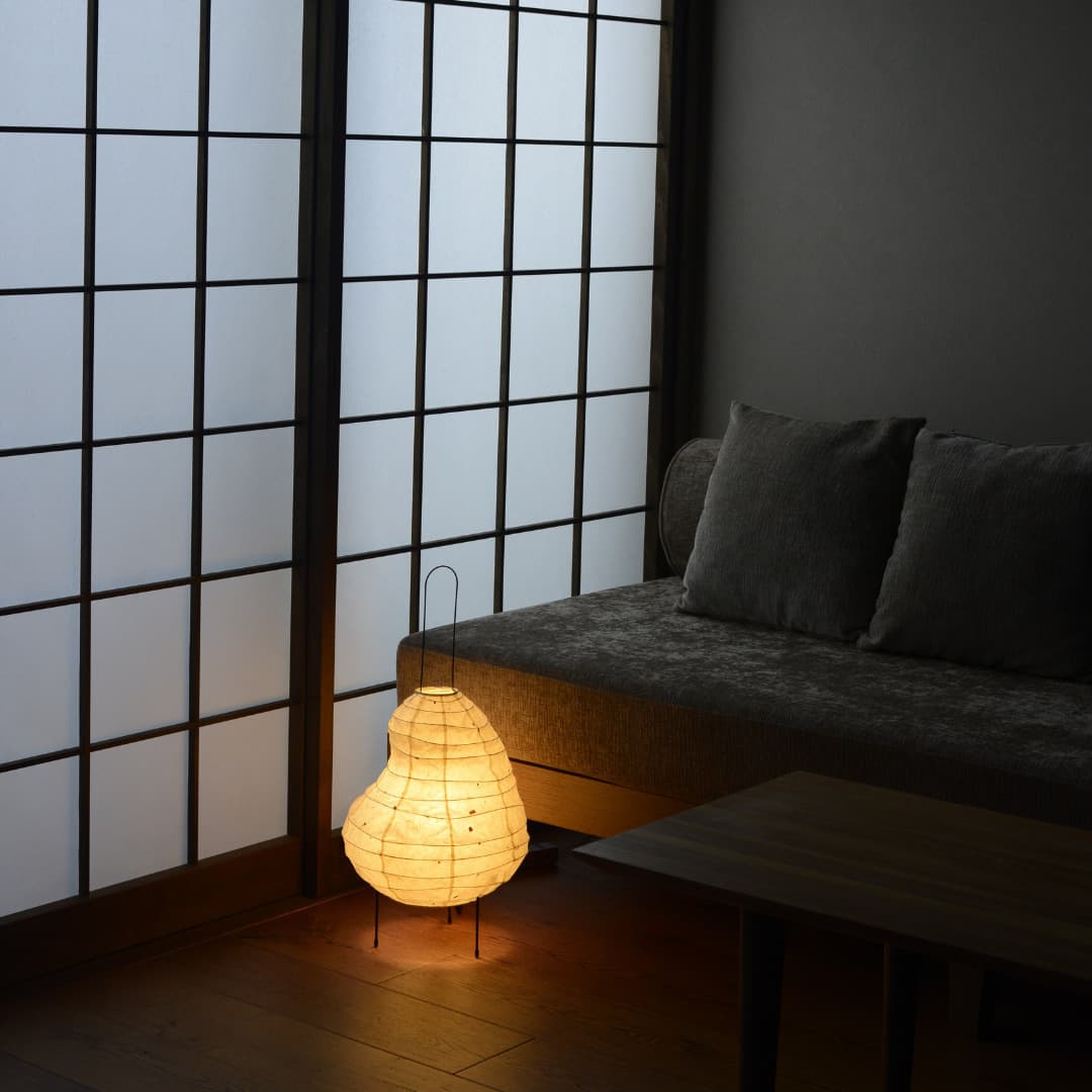 Japanese paper floor lamp "Beanslight" in a Japandi living room. 