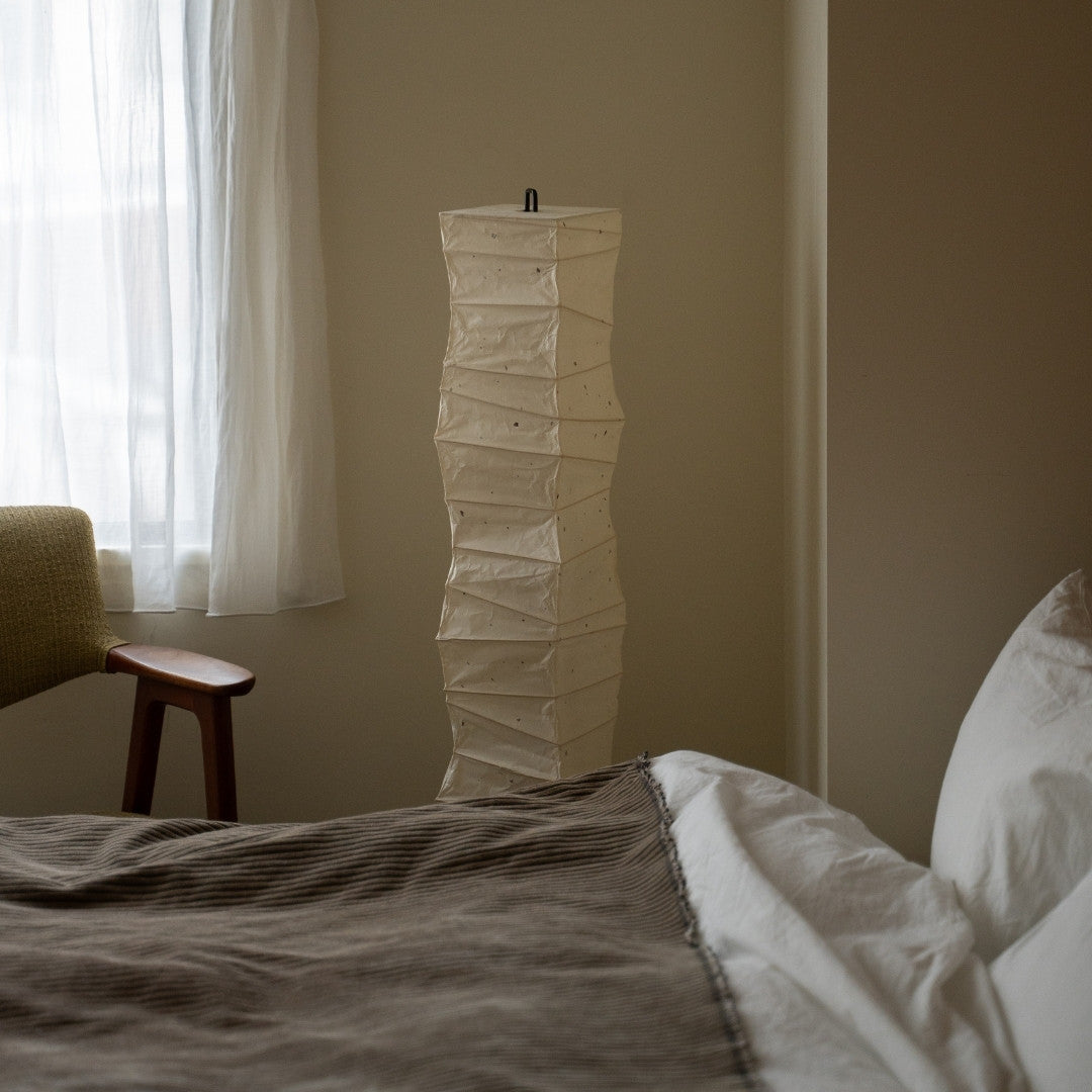 "Lampe sur pied japonaise en papier Washi « Fine » style Japandi pour chambre – Élégante lampe haute de chevet avec wabi-sabi"