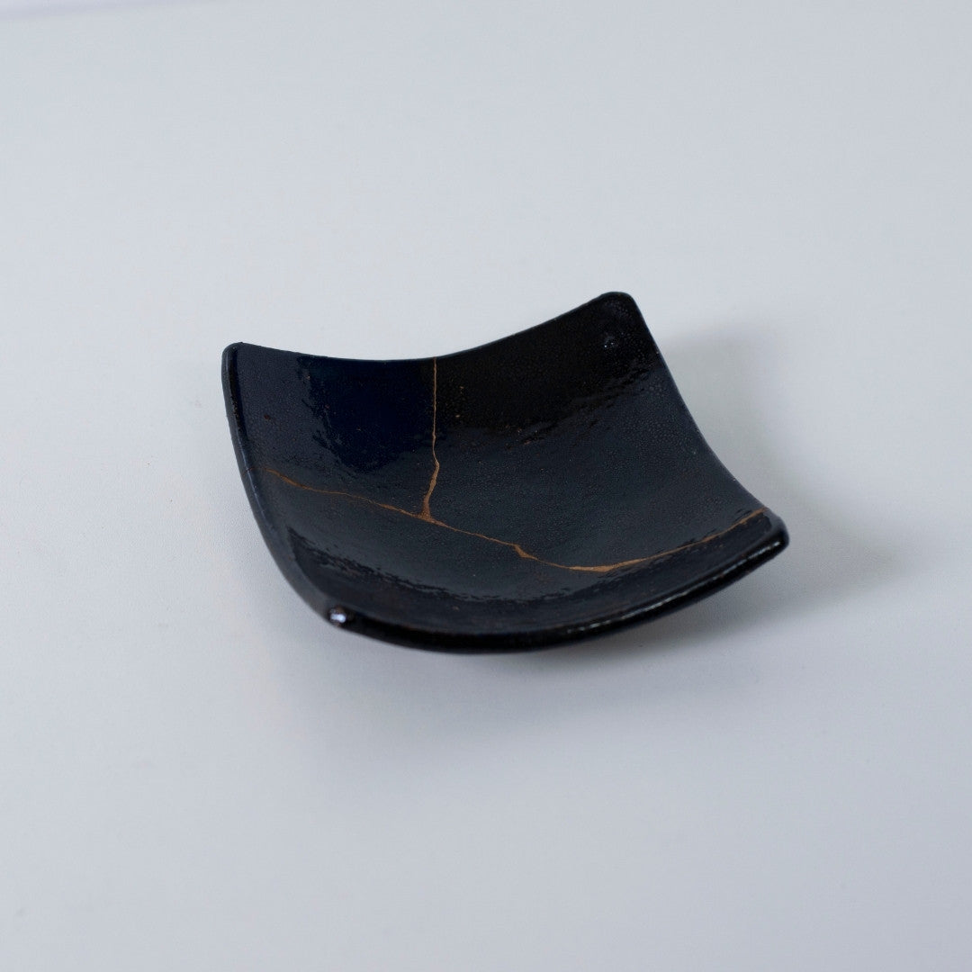 Top view of Kintsugi Square Plate "Jet Black Lighting" 02, showcasing its elegant design