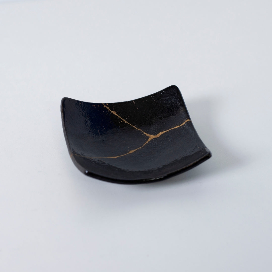 Top view of Kintsugi Square Plate "Jet Black Lighting" 03, showcasing its elegant design
