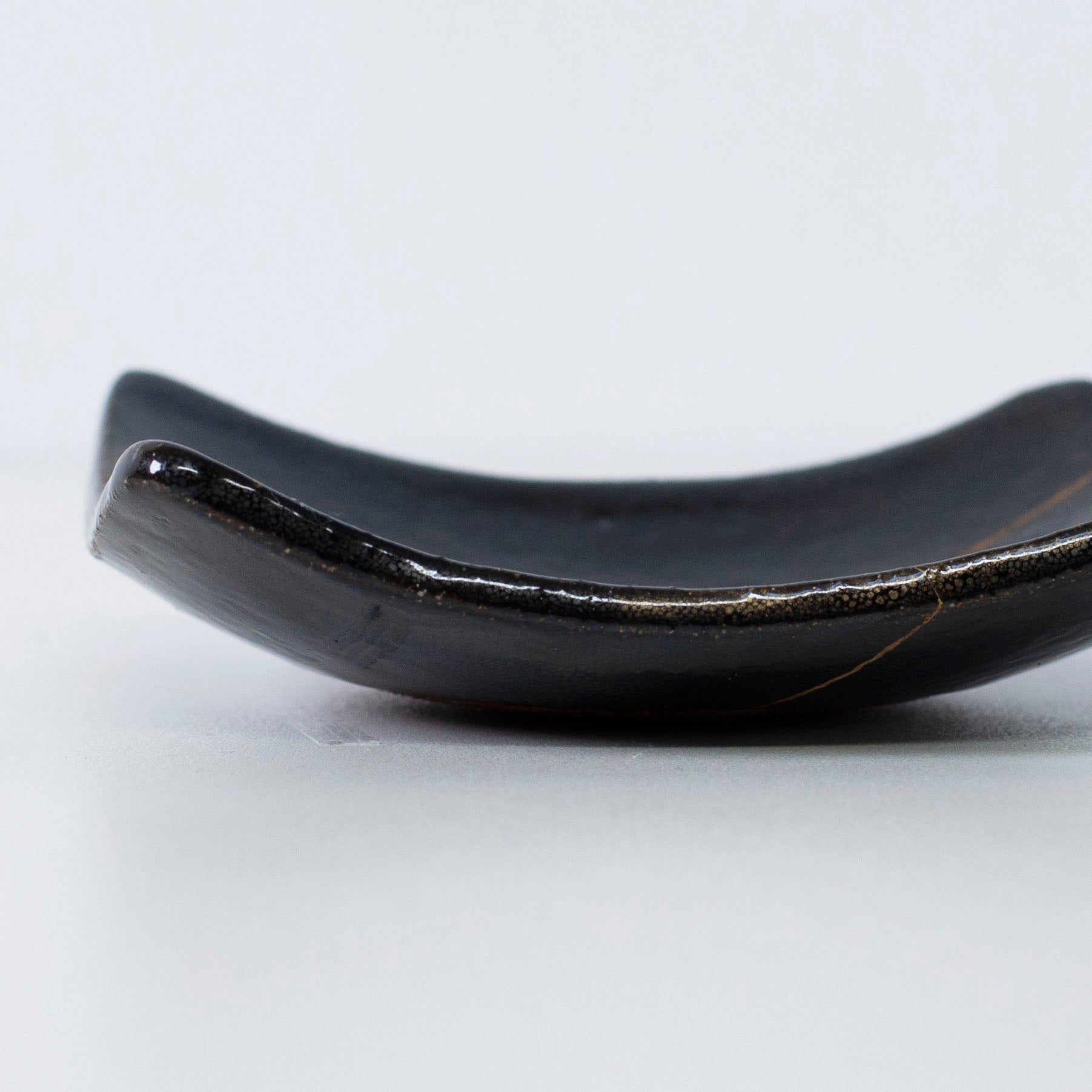 Close-up of the side profile of Kintsugi Square Plate "Jet Black Lighting" 04, highlighting the texture.