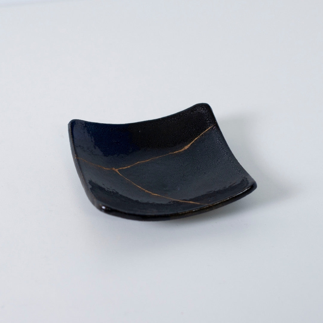 Top view of Kintsugi Square Plate "Jet Black Lighting" 04, showcasing its elegant design