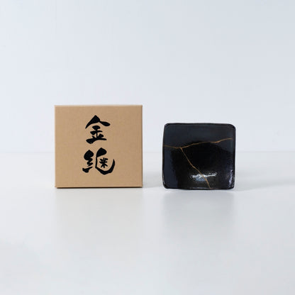 Side view of Kintsugi Square Plate "Jet Black Lighting" 04 with case in a white background