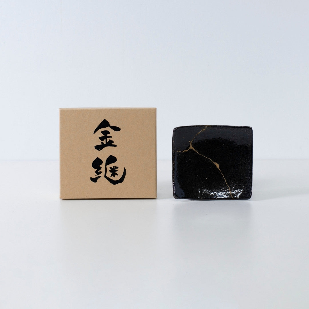 Side view of Kintsugi Square Plate "Jet Black Lighting" 05 with case in a white background