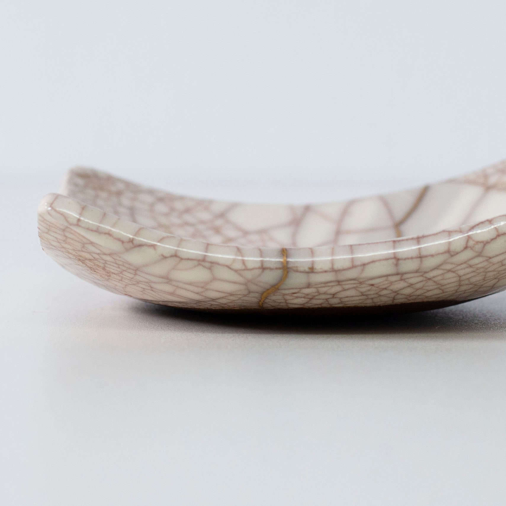 Close-up of the side profile of Kintsugi Square Plate "Vermilion Crackle" 02, highlighting the texture.