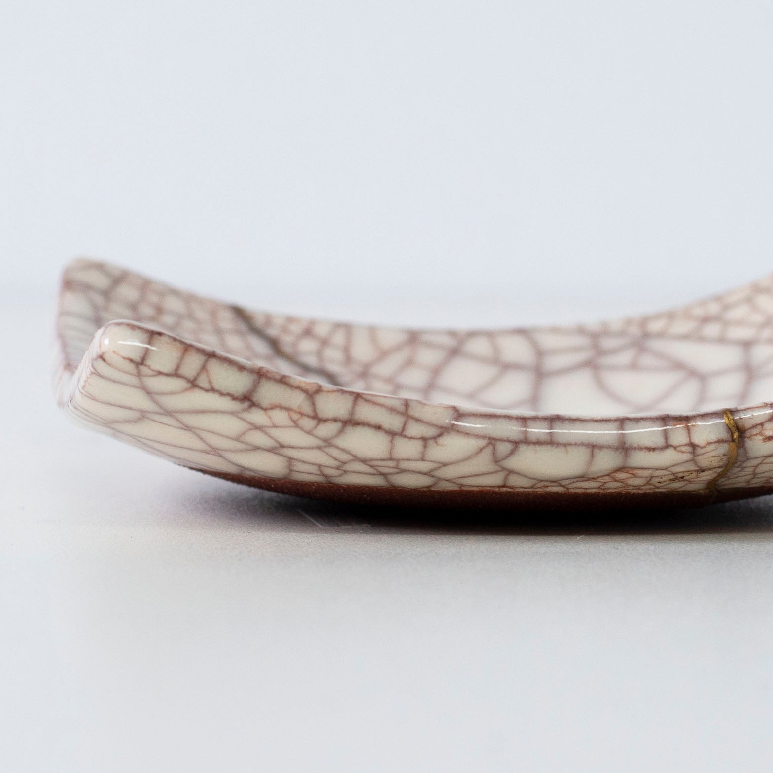 Close-up of the side profile of Kintsugi Square Plate "Vermilion Crackle" 03, highlighting the texture.