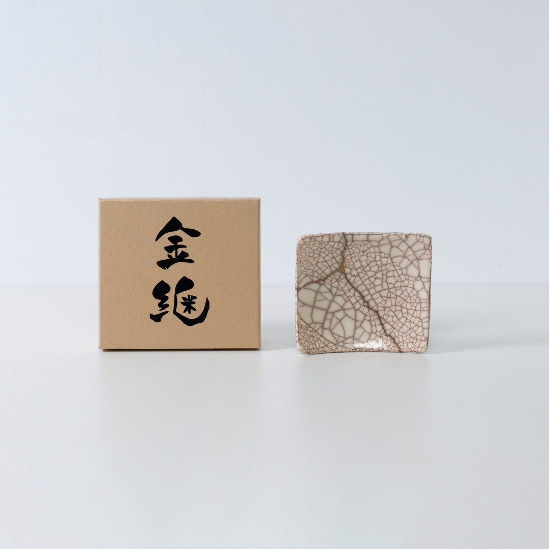 Side view of Kintsugi Square Plate "Vermilion Crackle" 03 with case in a white background