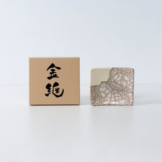 Side view of Kintsugi Square Plate "Vermilion Crackle" 04 with case in a white background