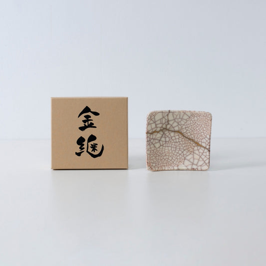 Side view of Kintsugi Square Plate "Vermilion Crackle" 05 with case in a white background