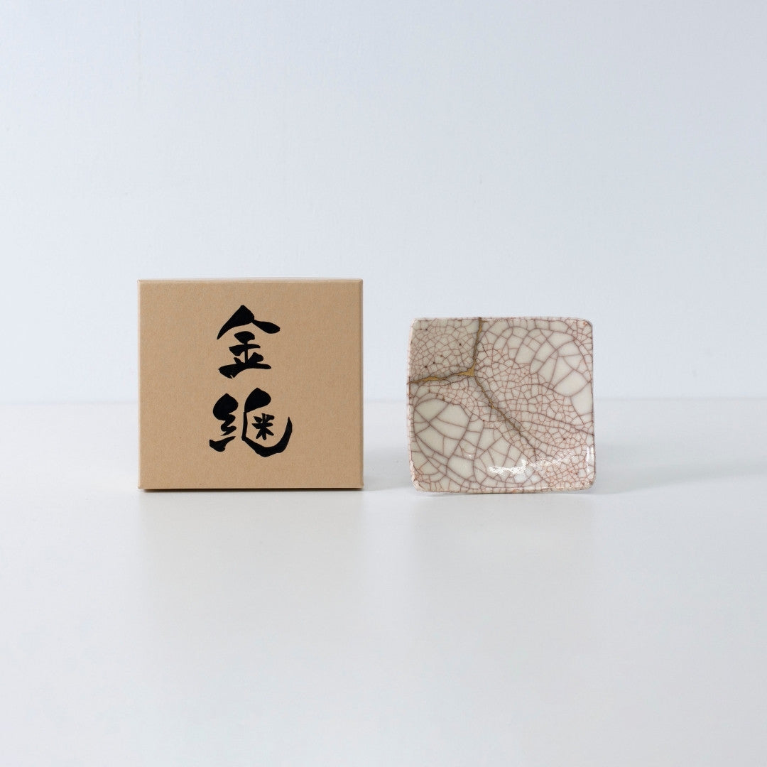Side view of Kintsugi Square Plate "Vermilion Crackle" 06 with case in a white background