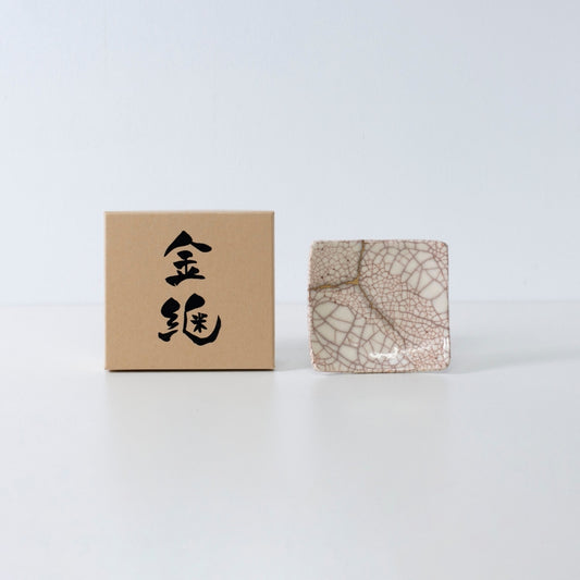 Side view of Kintsugi Square Plate "Vermilion Crackle" 06 with case in a white background