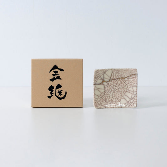 Side view of Kintsugi Square Plate "Vermilion Crackle" 07 with case in a white background