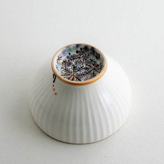 A Mino Ware Japanese matcha bowl “Waraku” Snow, hand-painted by Buzan Kiln with elegant snow crystal motif, perfect for winter tea ceremonies and interior decor.
