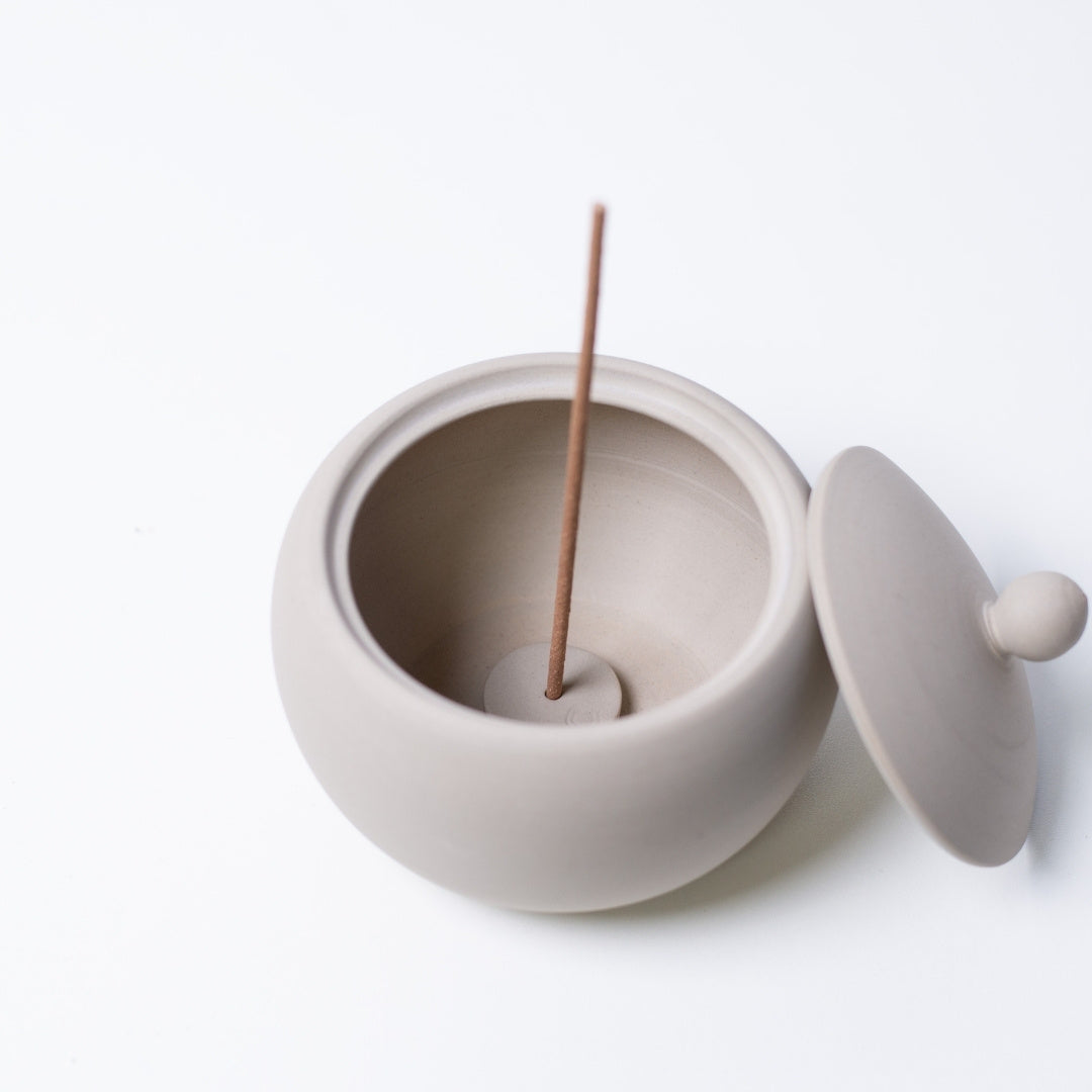 Top view of Japanese incense burner "Apricot" white, Japanese decor piece ideal for a tranquil zen room