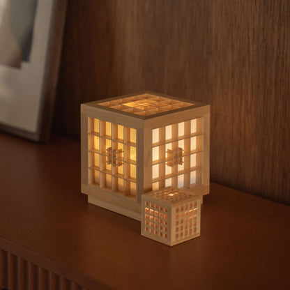"Lampe de table japonaise en bois « Honoka » et « Hotaru » avec travail du bois Kumiko sur une console de style moderne du milieu du siècle."