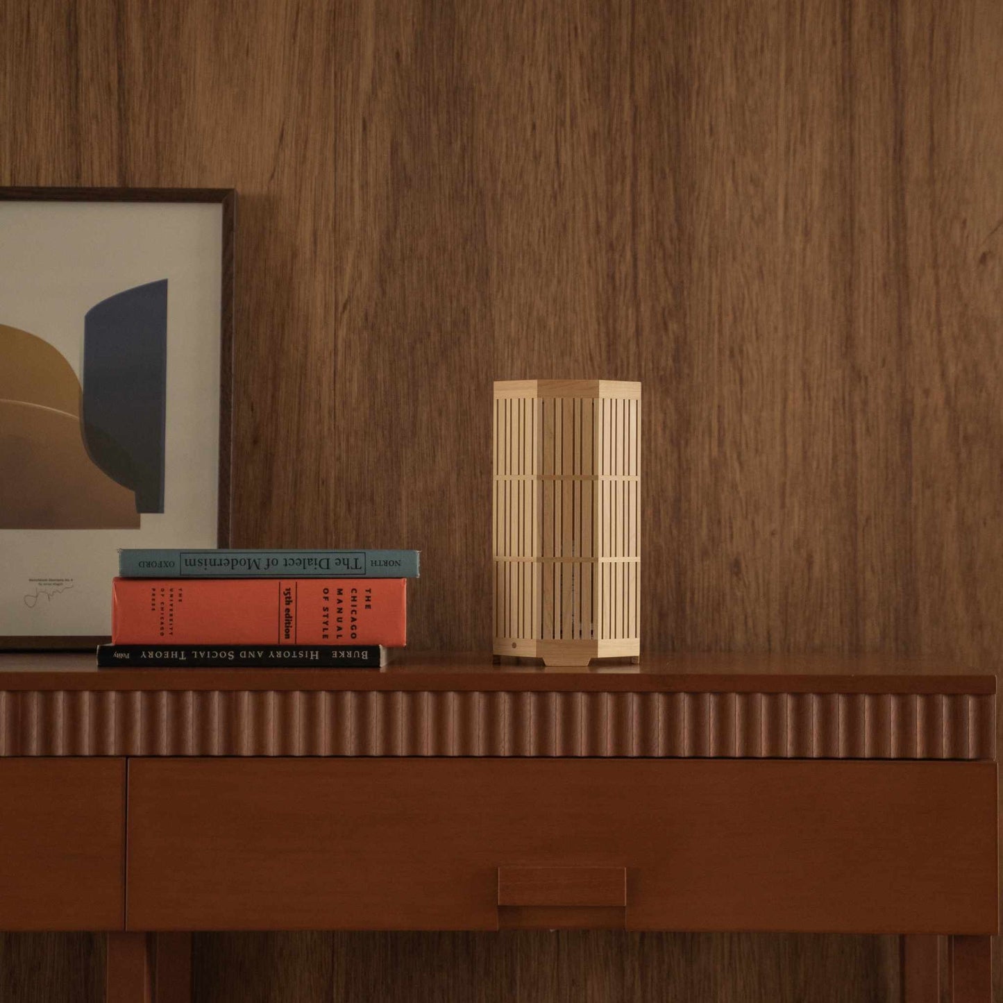 Lampe de table japonaise "Kagayaki" non allumée, présentant un travail du bois kumiko fin sur une console en bois de style moderniste du milieu du siècle.
