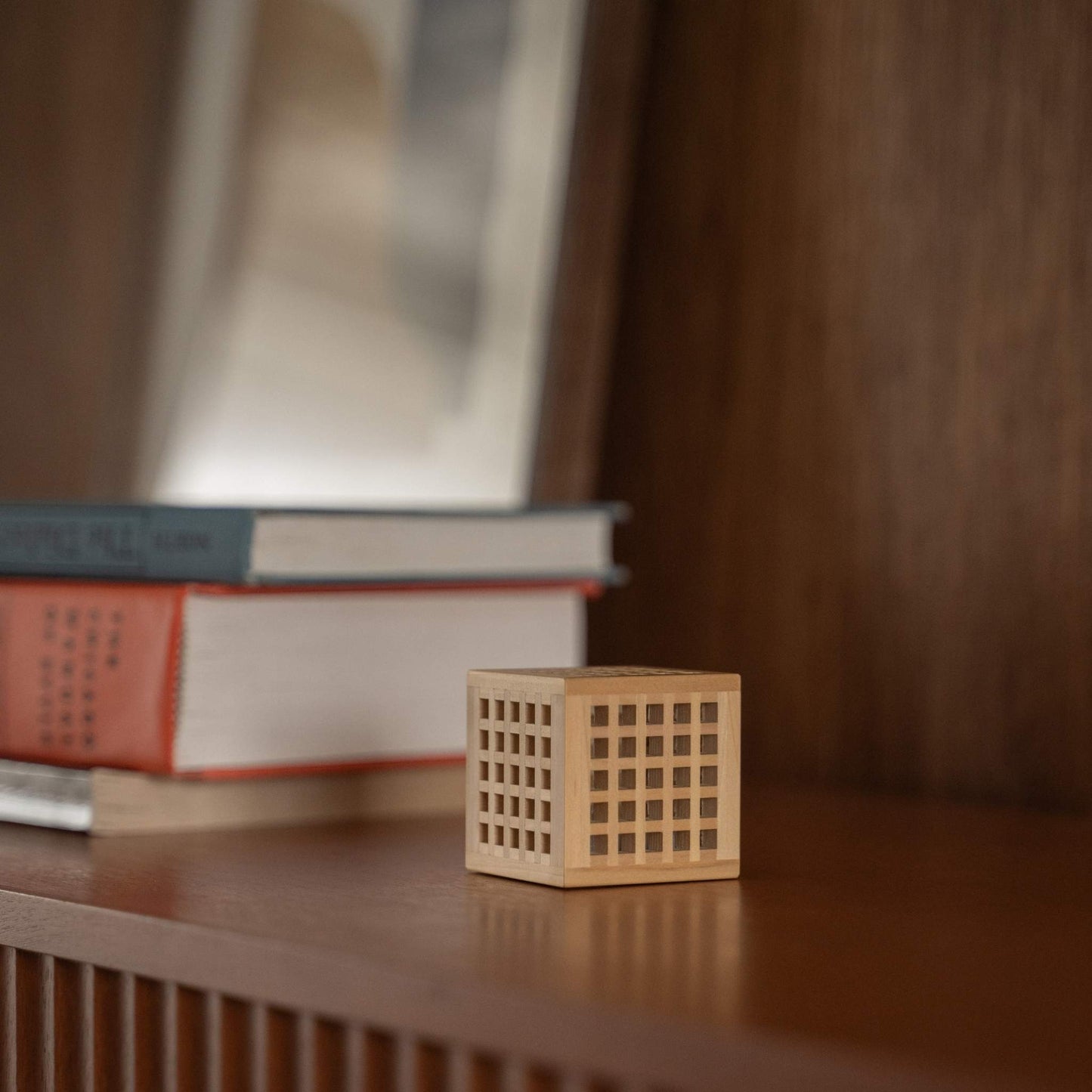 "Lampe japonaise miniature en bois non allumée « Hotaru » présentant un travail détaillé du bois Kumiko comme lampe de table japonaise sur une étagère en bois."