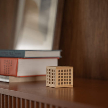 "Lampe japonaise miniature en bois non allumée « Hotaru » présentant un travail détaillé du bois Kumiko comme lampe de table japonaise sur une étagère en bois."