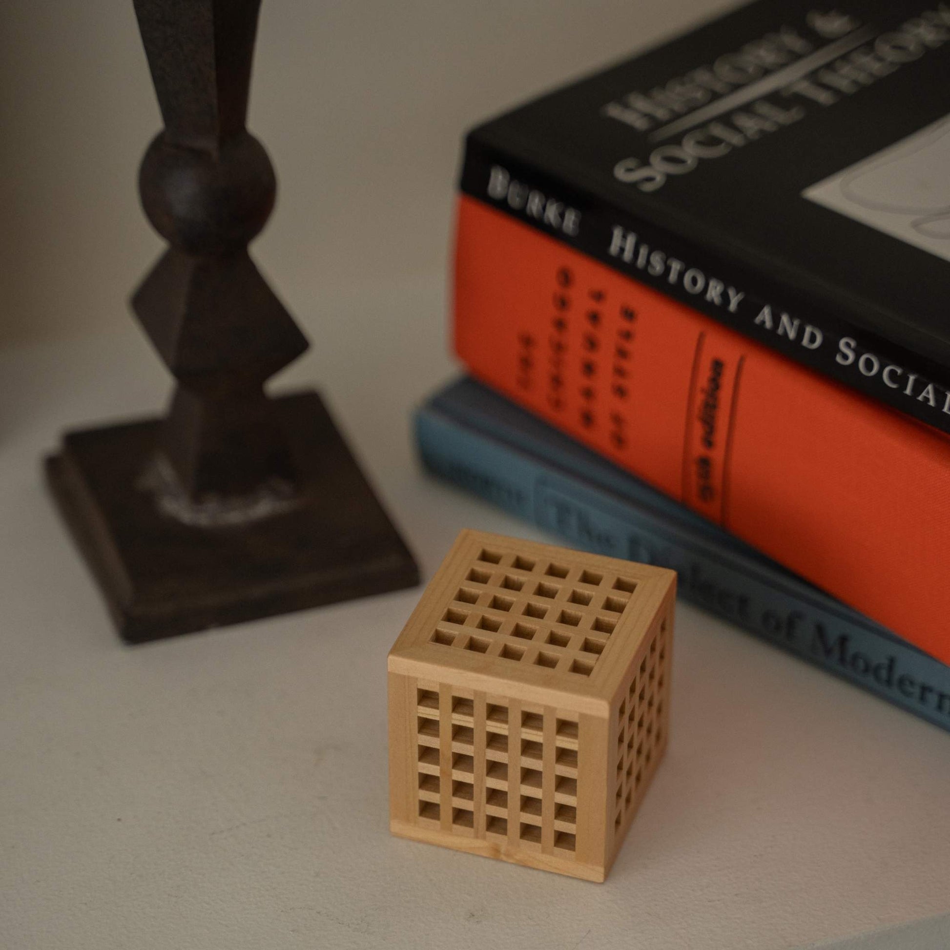 "Lampe japonaise miniature en bois « Hotaru » présentant un délicat travail du bois Kumiko à côté de livres, comme décoration japonaise unique"