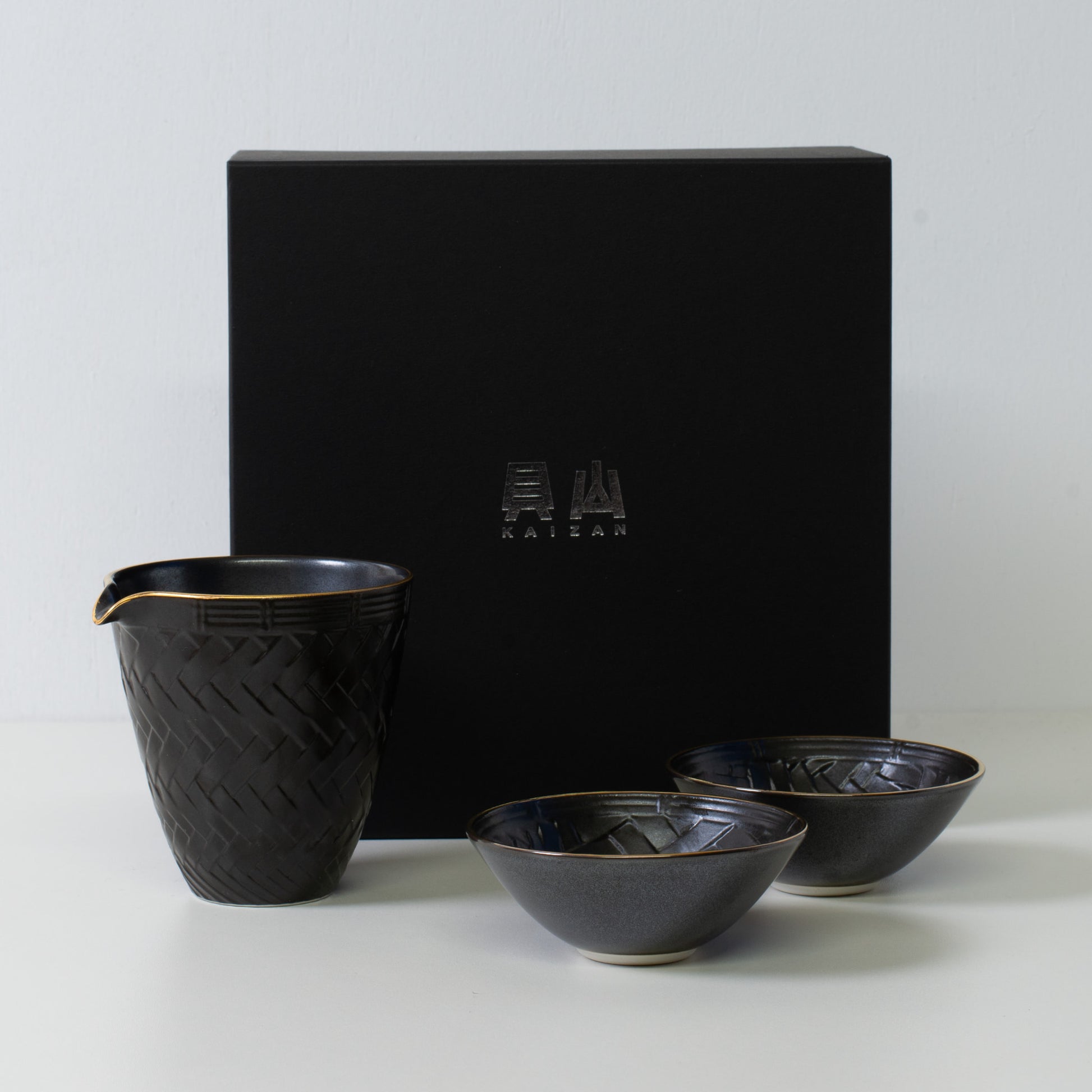 Basket weave sake set, black porcelain - Japanese sake set with a black box, ideal for a Japanese gift