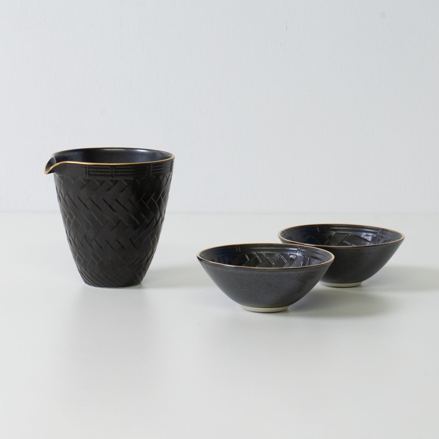 Basket weave sake set, black porcelain - Traditional wabi-sabi Japanese sake set with carafe and cups