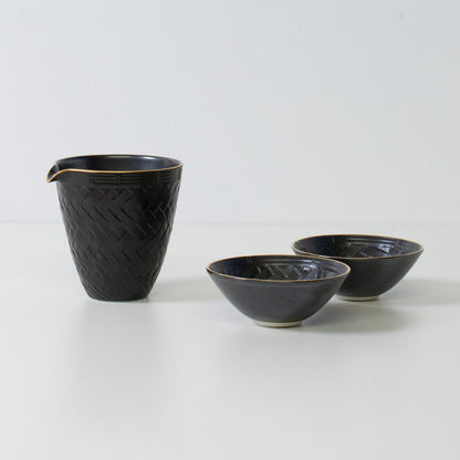 Basket weave sake set, black porcelain - Traditional wabi-sabi Japanese sake set with carafe and cups