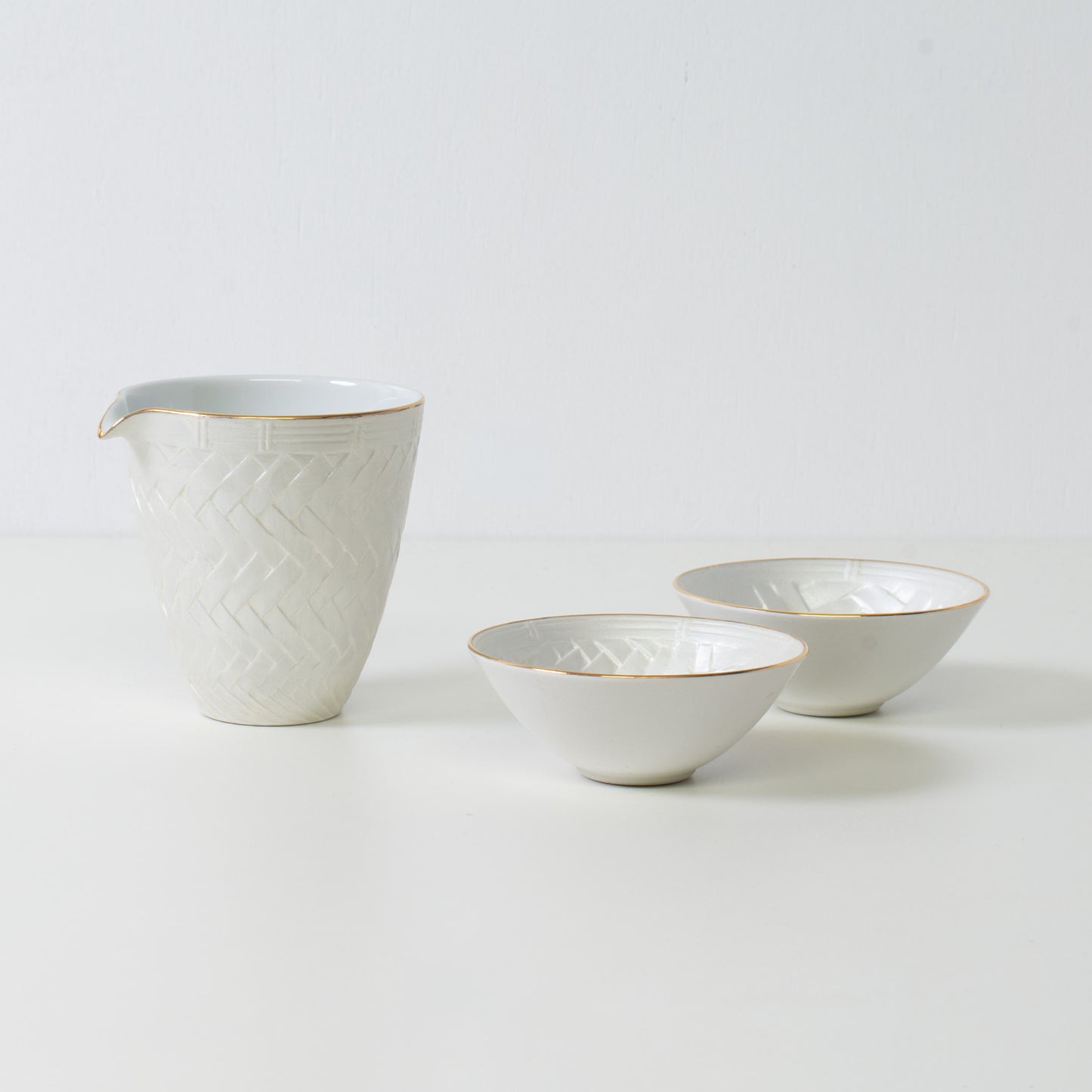 Basket weave sake set, white porcelain - Traditional wabi-sabi sake carafe and two sake cups