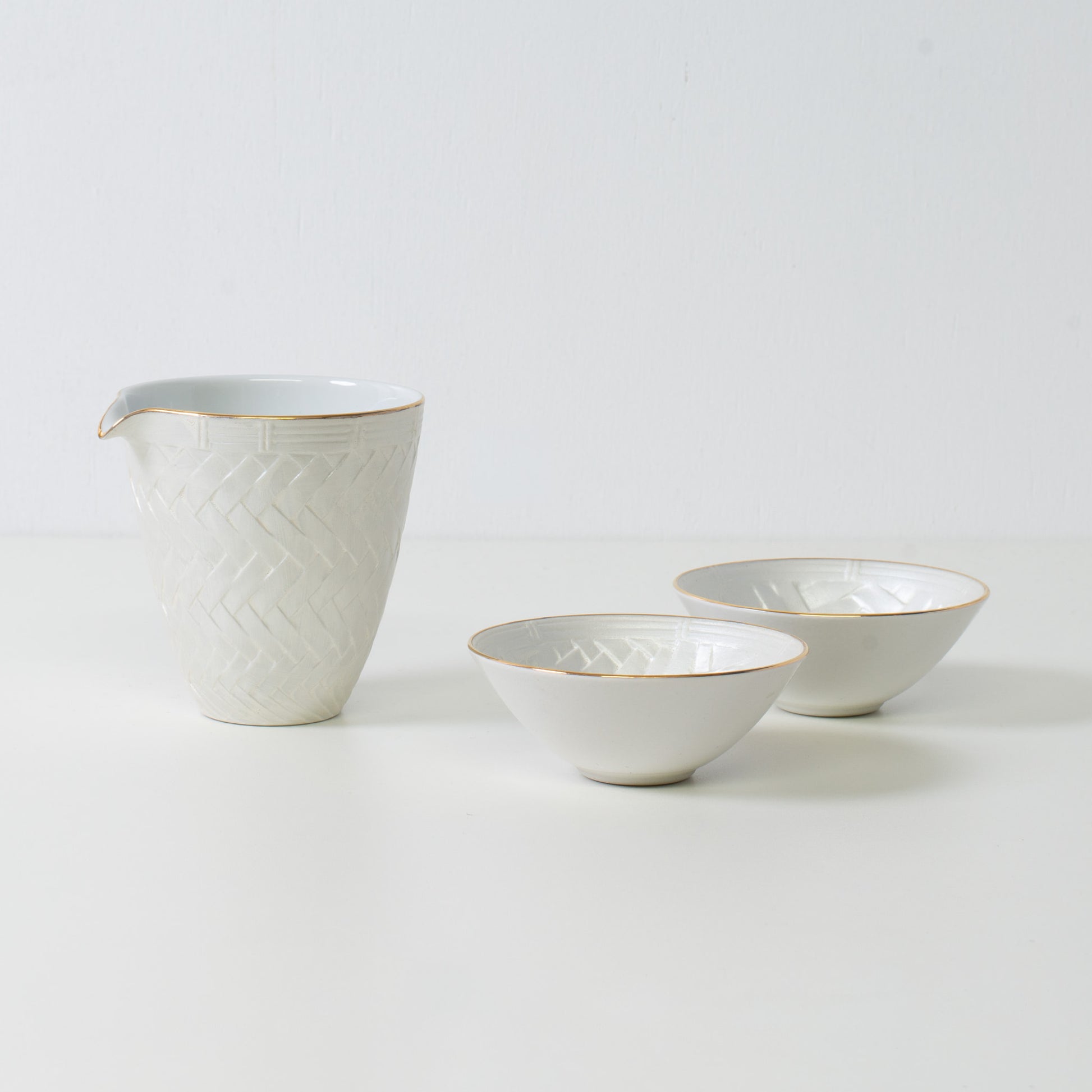 Basket weave sake set, white porcelain - Traditional wabi-sabi sake carafe and two sake cups