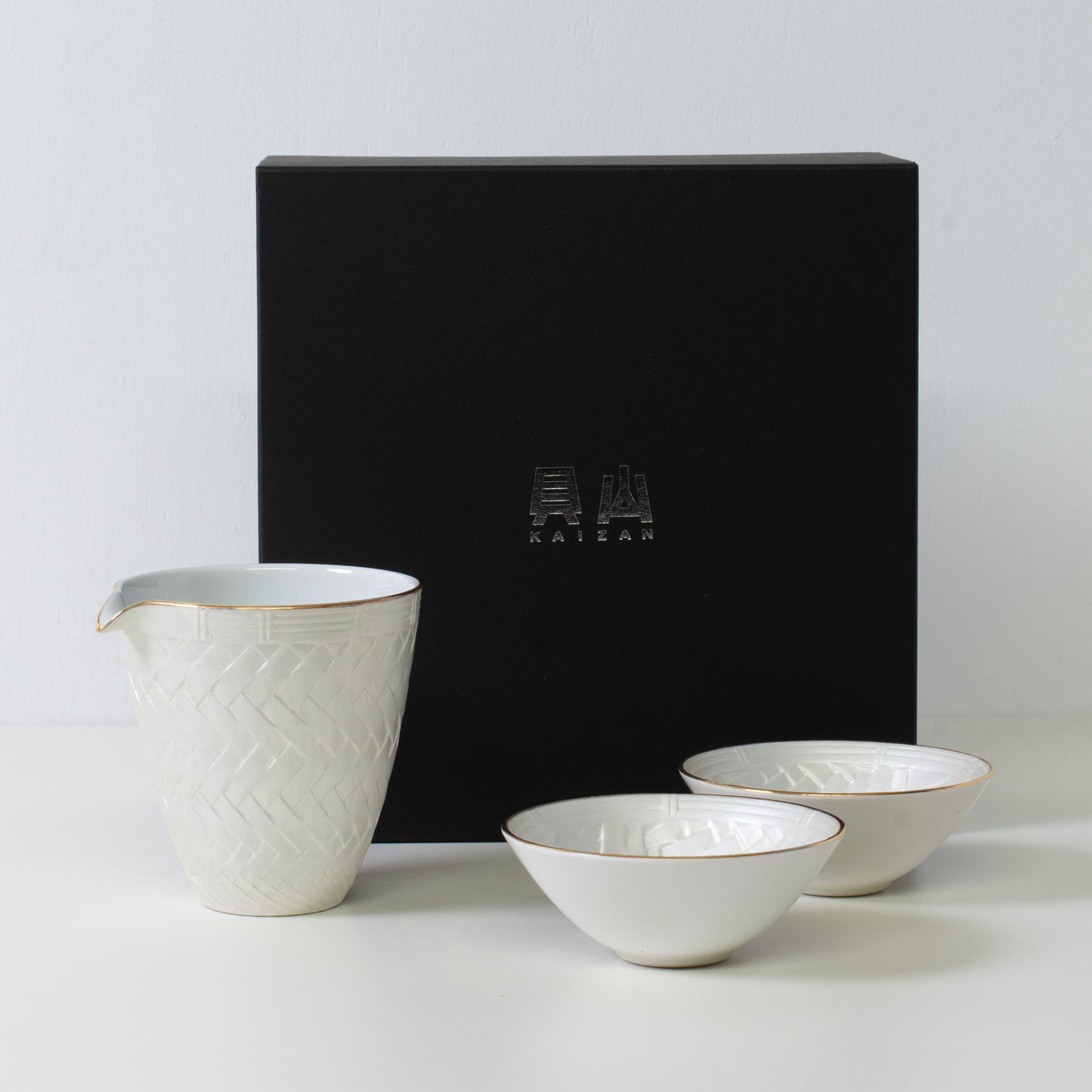 Basket weave sake set, white porcelain - Japanese sake carafe and sake cups with black gift box