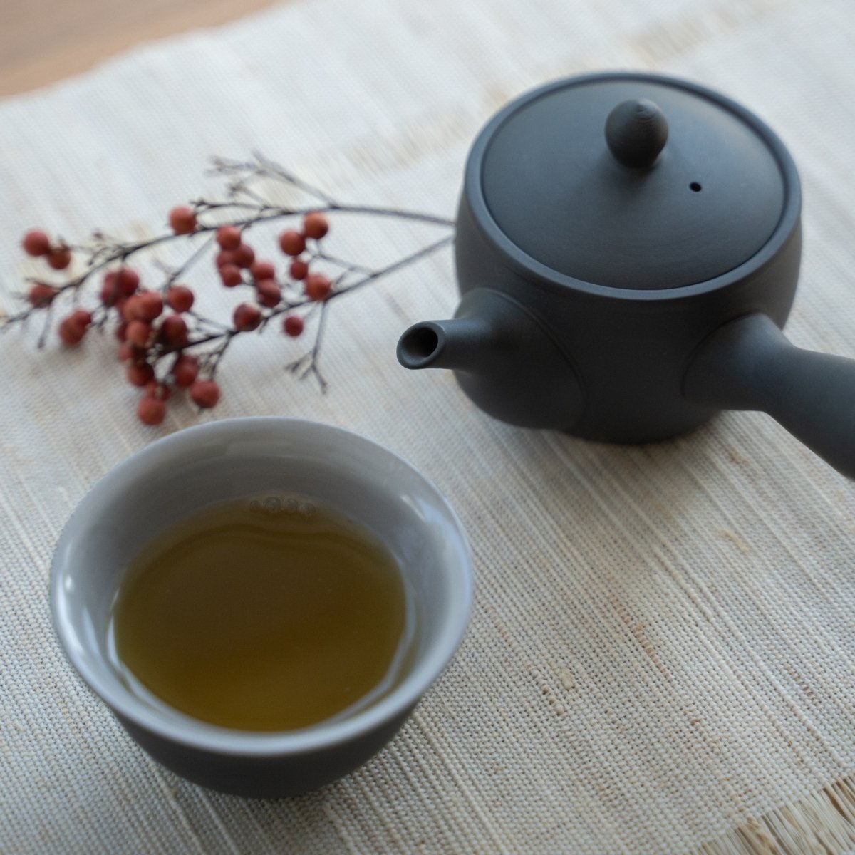 Black Japanese tea set "Fuyo" with kyusu on a linen mat for tea lovers savoring a smooth daily ritual.