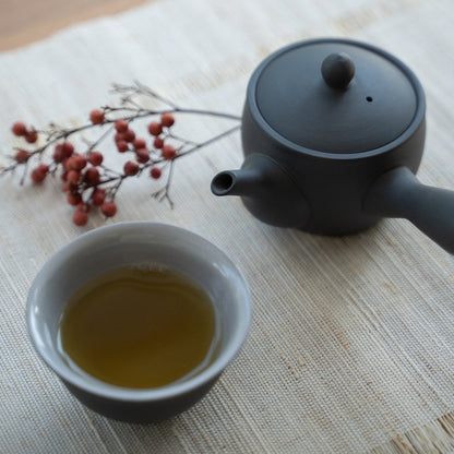 Black Japanese tea set "Fuyo" with kyusu on a linen mat for tea lovers savoring a smooth daily ritual.