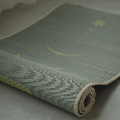 Graue japanische Tatami-Yogamatte „Mond“, teilweise auf einem Betonboden gerollt, die die feine, authentische Textur von gewebtem natürlichem Binsenstroh zeigt.