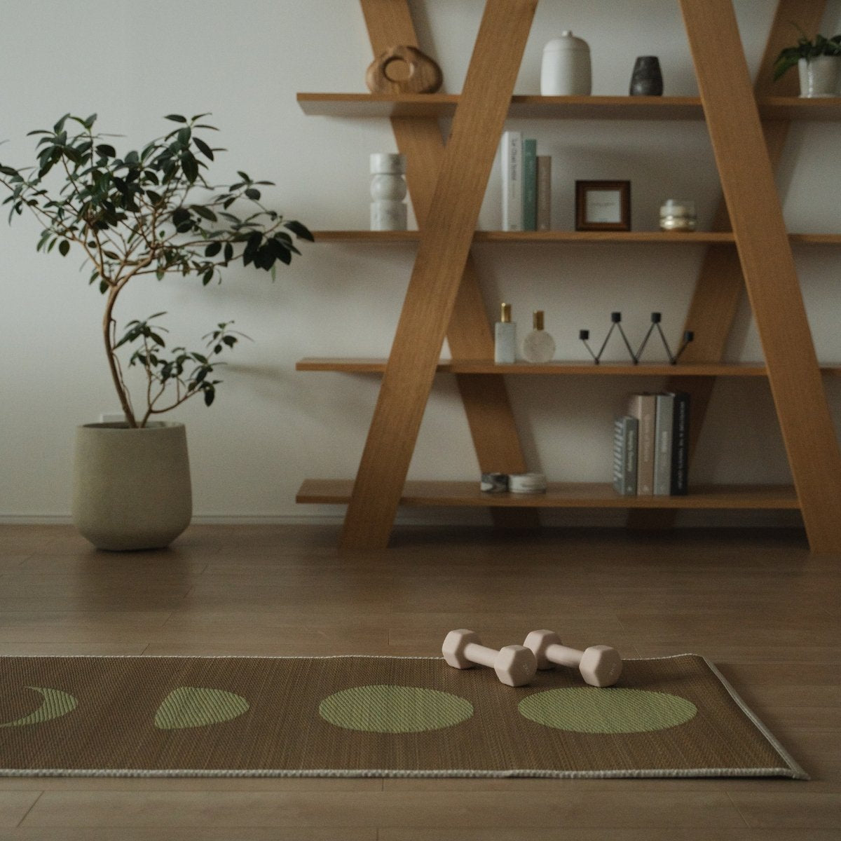 Japanische Tatami-Yogamatte „Mond“ beige auf hellem Holzboden in einem stilvollen, achtsamen Wohnraum.