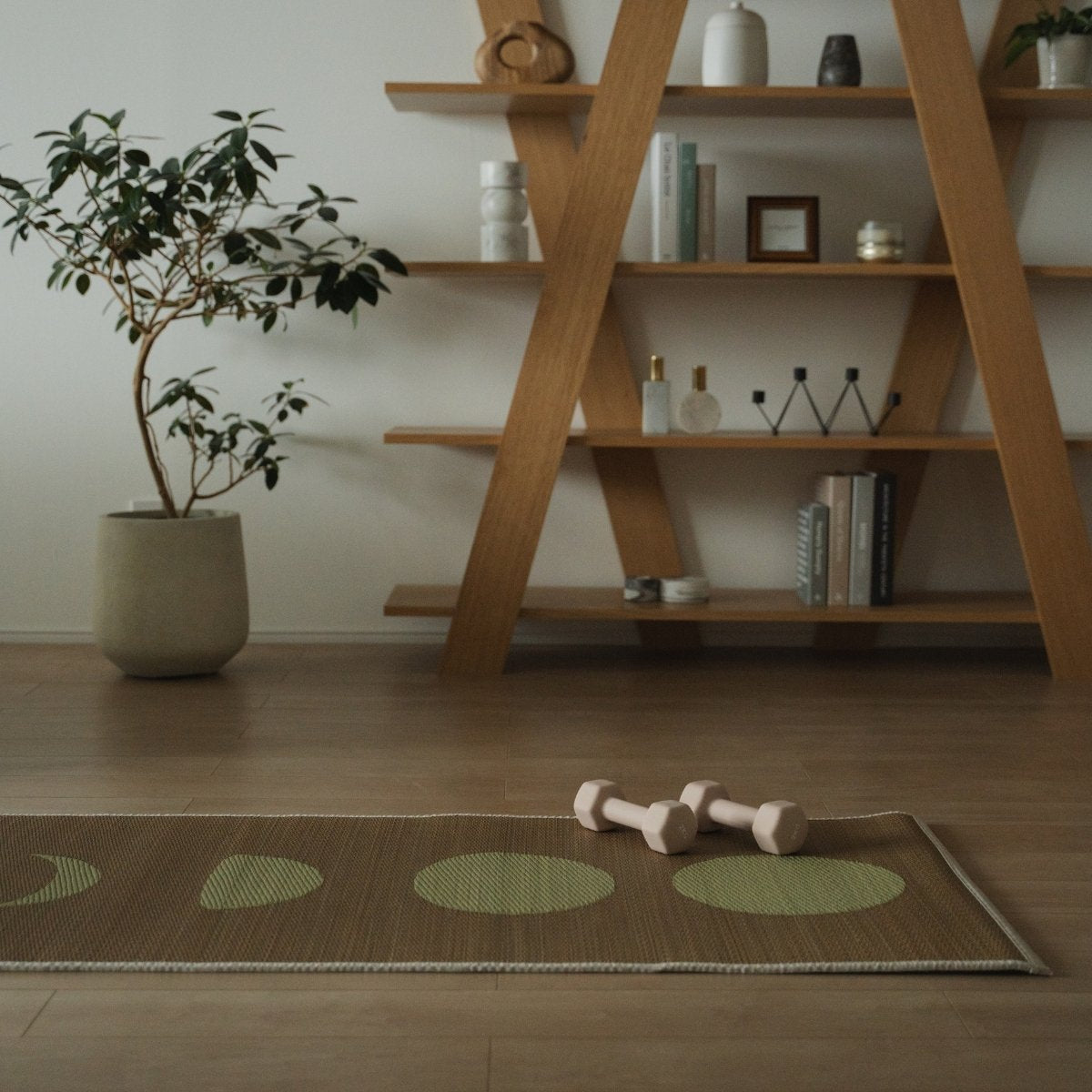 Japanische Tatami-Yogamatte „Mond“ beige auf hellem Holzboden in einem stilvollen, achtsamen Wohnraum.