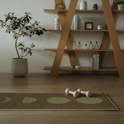 Japanische Tatami-Yogamatte „Mond“ beige auf hellem Holzboden in einem stilvollen, achtsamen Wohnraum.