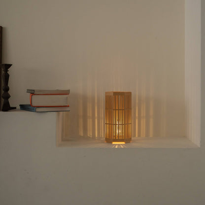 "Lampe de table japonaise en bois « Kagayaki » projetant de magnifiques ombres radiales comme lampe d'appoint wabi sabi dans un salon Japandi."