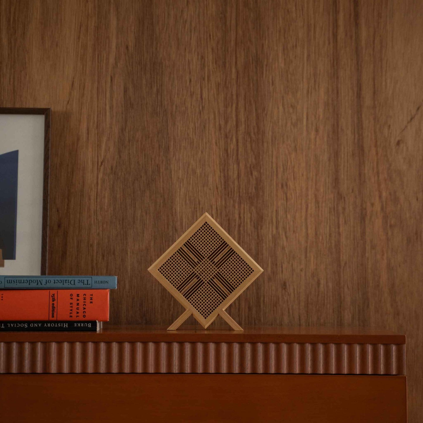"Lampe de table japonaise non allumée en bois « Kanata » présentant un travail du bois Kumiko fin sur une console de style moderne du milieu du siècle."