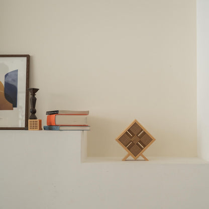 "Lampe de table japonaise non allumée en bois « Kanata » servant de décoration wabi sabi sur une console blanche de style Japandi."