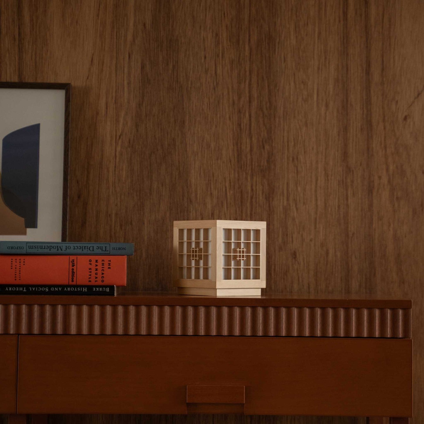 "Lampe de table japonaise non allumée \"Honoka\" en bois, présentant un travail du bois Kumiko sur une console en bois de style mid-century modern."