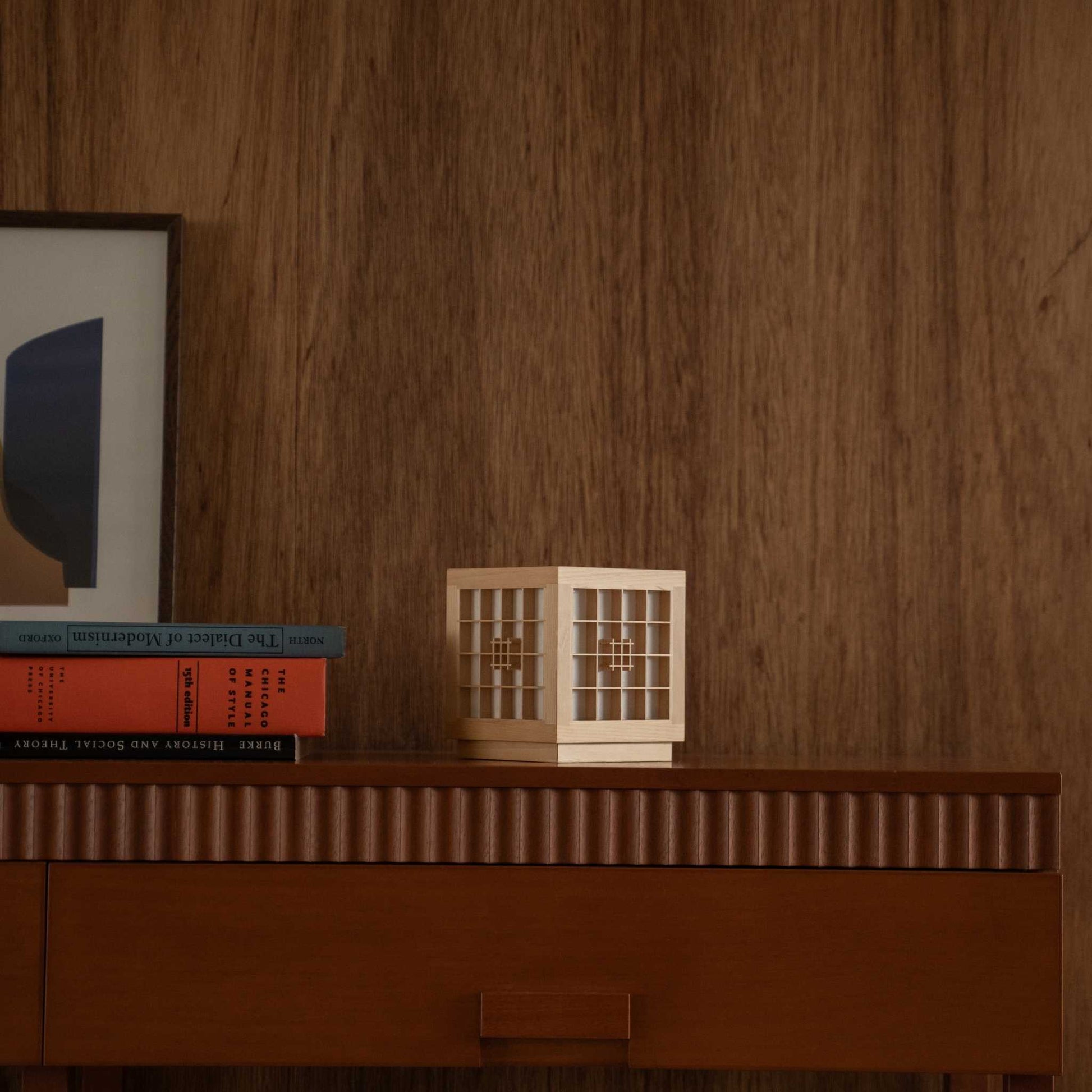 "Lampe de table japonaise non allumée \"Honoka\" en bois, présentant un travail du bois Kumiko sur une console en bois de style mid-century modern."