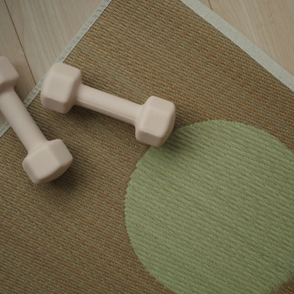 Japanische Tatami-Yogamatte „Mond“ Beige mit kleiner rosa Hantel für modernes Home-Workout auf natürlichem Binsengras.