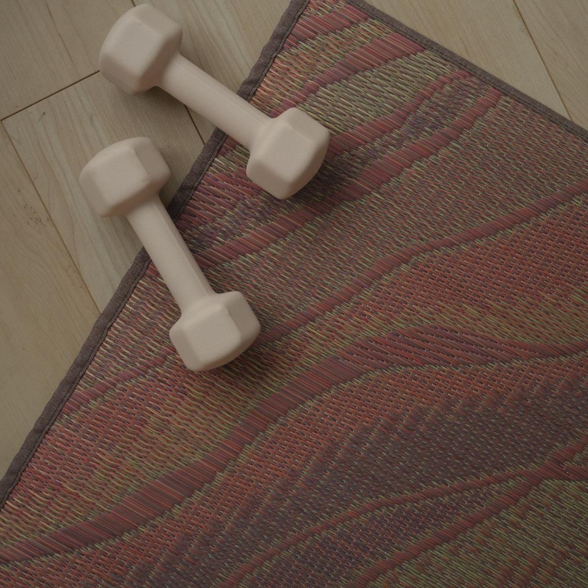 Japanese Tatami Yoga Mattress "Marble" Pink on a wooden floor with two dumbbells for a stylish home yoga and fitness setup.