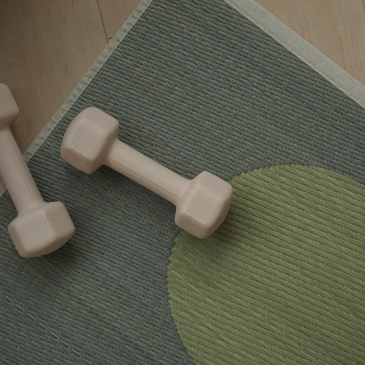 Eckdetail der japanischen Tatami-Yogamatte „Moon“ Grau, das die präzisen Nähte am Leinenrand und die gewebte Textur des natürlichen Binsengrases zeigt.