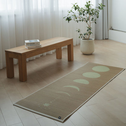 Japansk Tatami-yogamåtte "Moon" i beige placeret på et lyst trægulv i en minimalistisk stue, perfekt til rolig hjemmepraksis eller meditationsrum.