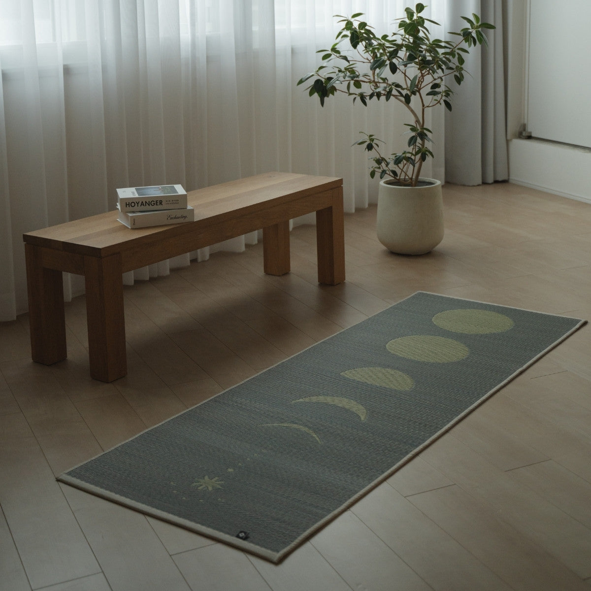 Japanische Tatami-Yogamatte „Mond“ in Grau auf modernem Holzboden in minimalistischem Wohnzimmer für eine natürliche, beruhigende Atmosphäre für das Heimtraining.