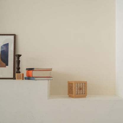 "Lampe de table japonaise en bois non allumée « Honoka » disposée sur une console de salon blanche pour rehausser une esthétique Japandi minimaliste."