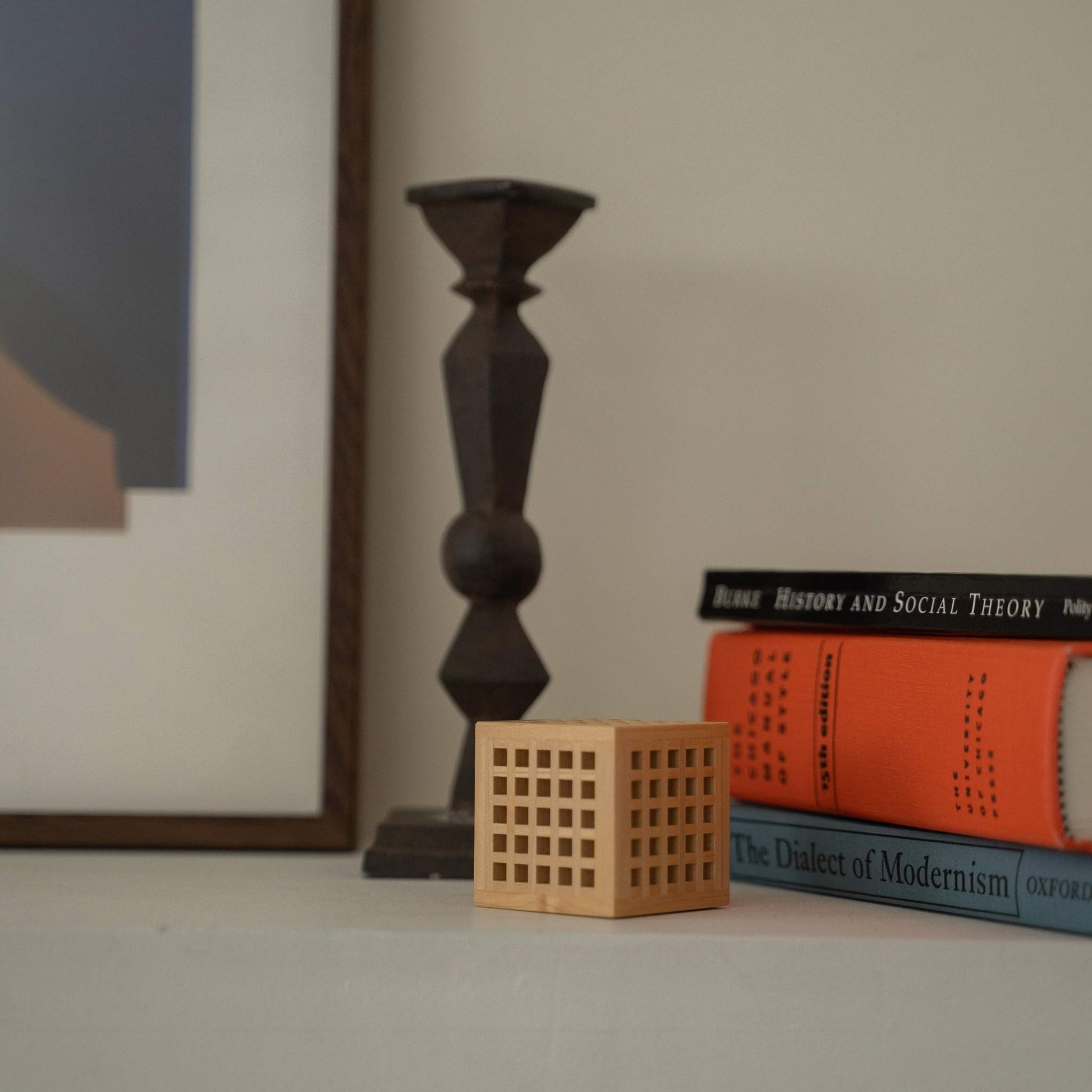 "Lampe japonaise en bois "Hotaru" décorant une étagère de salon comme un objet artisanal japonais pour une esthétique Japandi apaisante."