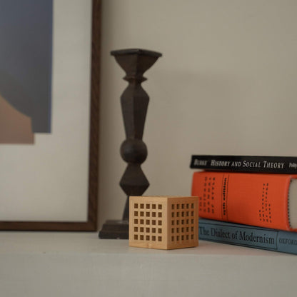 "Lampe japonaise en bois "Hotaru" décorant une étagère de salon comme un objet artisanal japonais pour une esthétique Japandi apaisante."