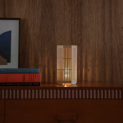"Lampe de table japonaise en bois "Kagayaki" lumineuse servant de lampe d'appoint chaleureuse sur une console en bois dans un salon de style mid-century modern."